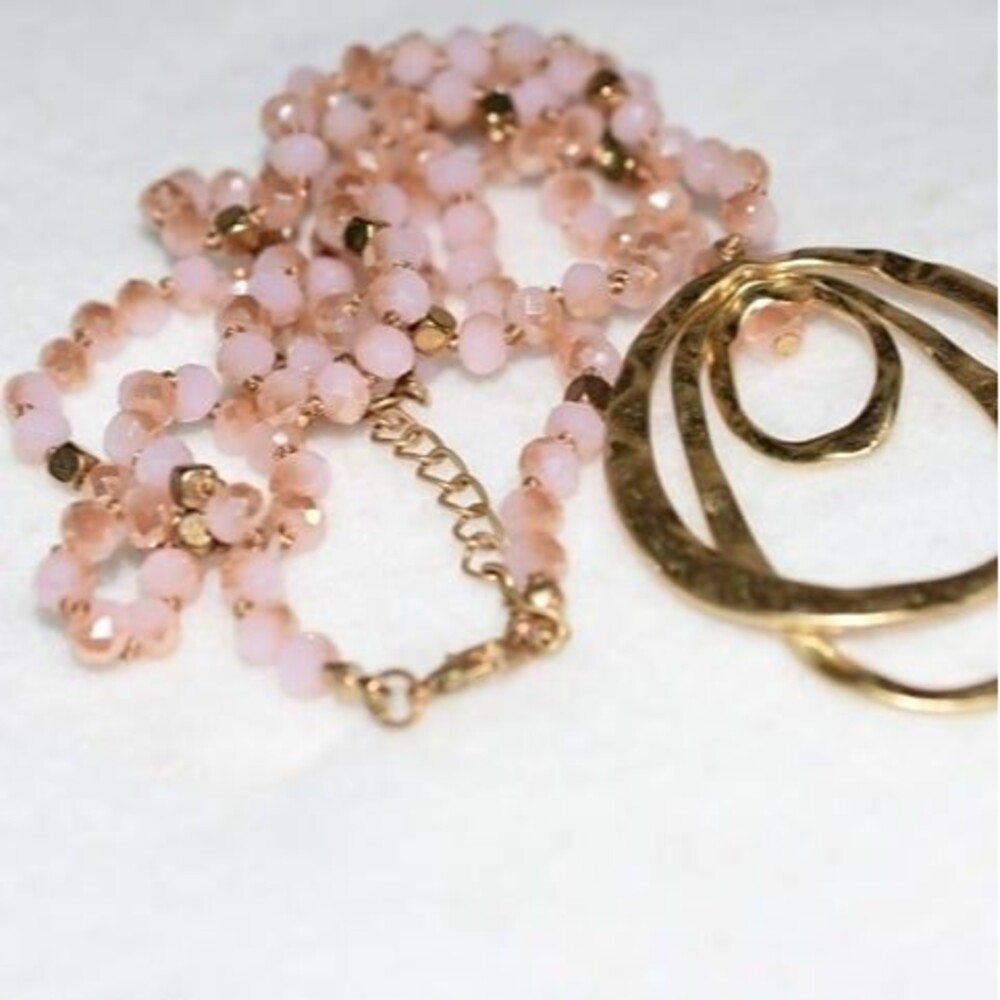 Vintage Sparkle Bright Hammered Oval Gold Tone Pink Beaded Pendant Y2K Necklace